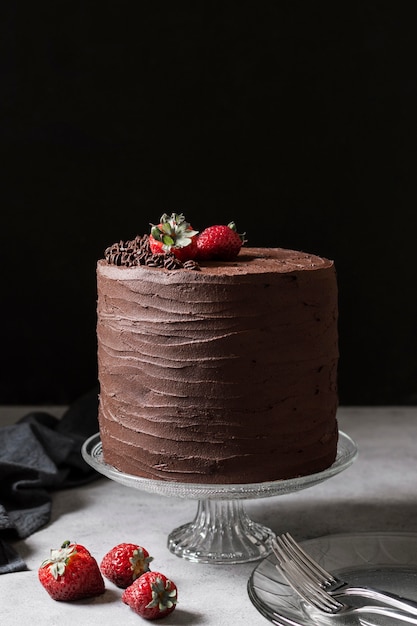 Foto grátis vista frontal do conceito de bolo de chocolate delicioso