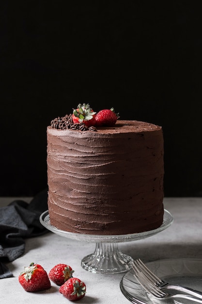 Vista frontal do conceito de bolo de chocolate delicioso