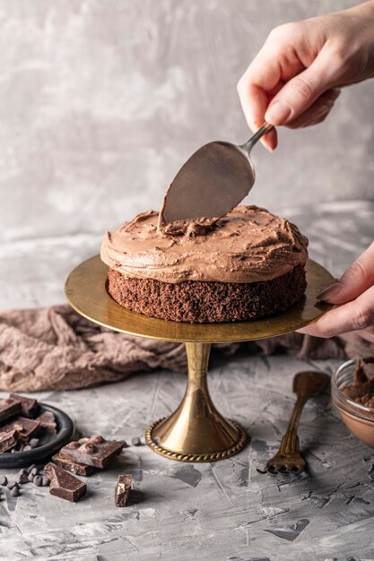 Vista frontal do conceito de bolo de chocolate delicioso