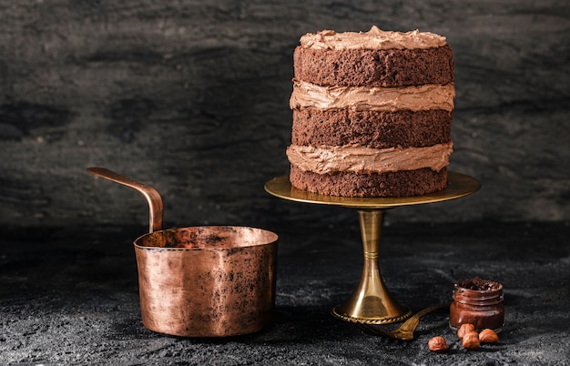 Foto grátis vista frontal do conceito de bolo de chocolate delicioso