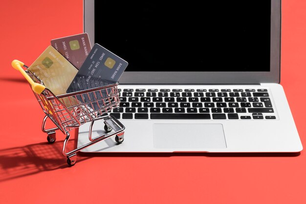Vista frontal do conceito de compras online