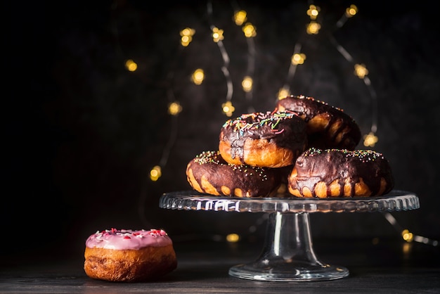 Vista frontal do conceito de deliciosos donuts