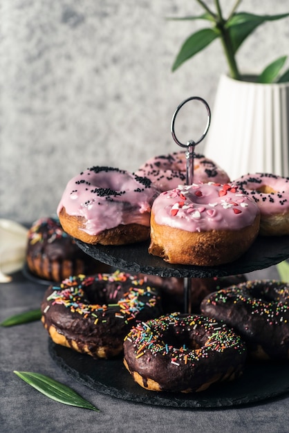 Vista frontal do conceito de deliciosos donuts