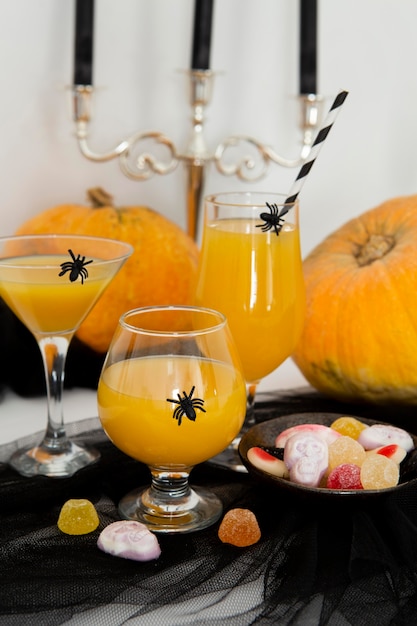 Vista frontal do conceito de halloween de suco de laranja