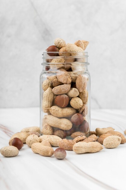 Vista frontal do conceito de jar chesnuts