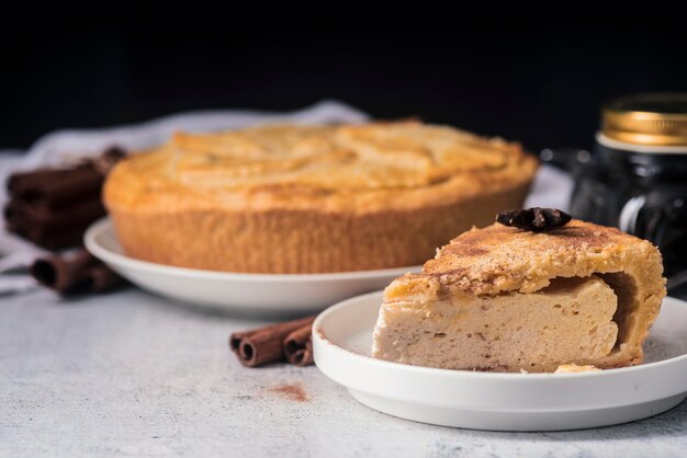 Vista frontal do conceito de torta deliciosa