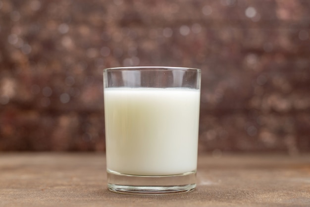 Vista frontal do copo de leite na bebida escura