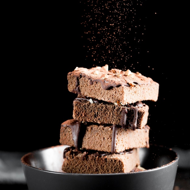 Vista frontal do delicioso bolo de chocolate com espaço de cópia