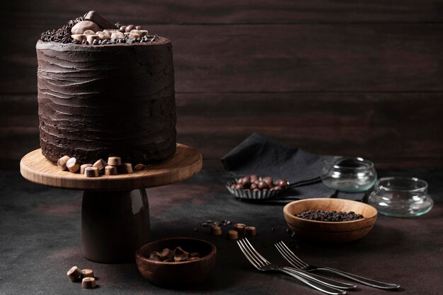 Vista frontal do delicioso conceito de bolo de chocolate