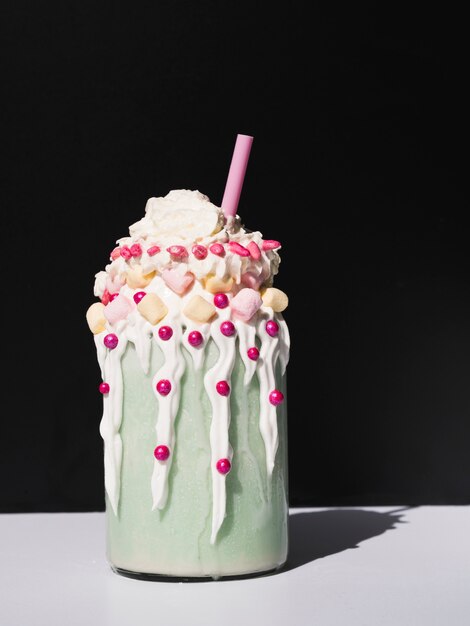 Vista frontal do delicioso milk-shake com fundo preto