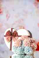 Foto grátis vista frontal do dia dos namorados presente com flores sobre um fundo claro cor do casal sentimento família paixão amor coração casamento beleza