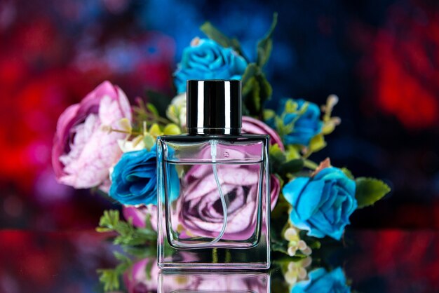 Vista frontal do frasco de perfume retangular com flores coloridas em abstrato azul escuro