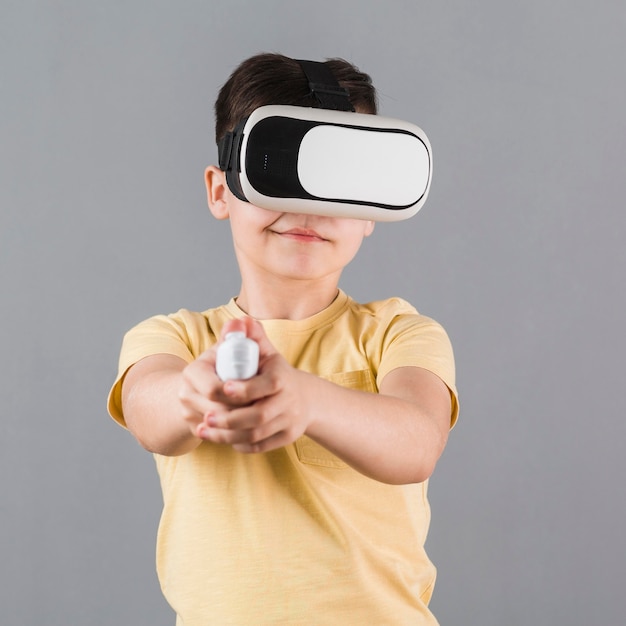 Vista frontal do garoto usando fone de ouvido de realidade virtual