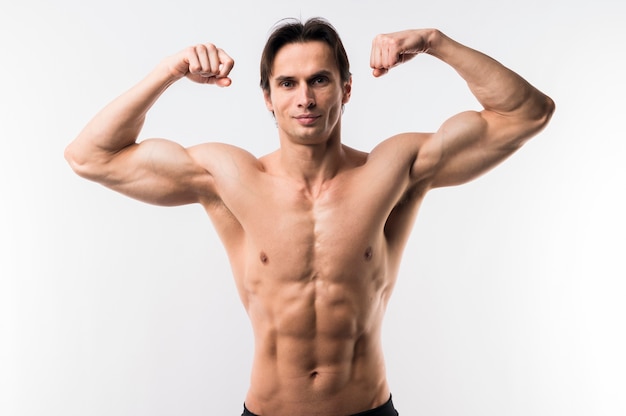 Vista frontal do homem atlético, mostrando o bíceps