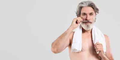 Foto grátis vista frontal do homem barbudo sênior com toalha