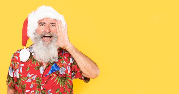 Foto grátis vista frontal do homem com camisa tropical e espaço de cópia