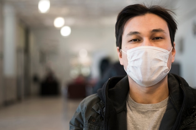 Vista frontal do homem com máscara médica e cópia espaço