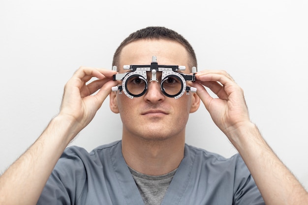 Vista frontal do homem experimentando equipamentos ópticos