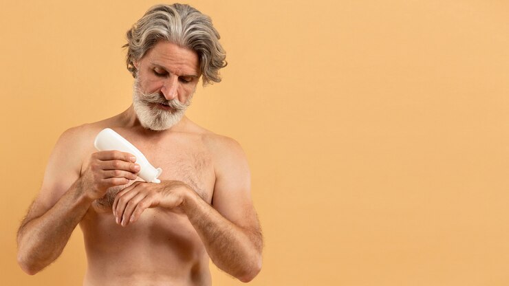 Foto grátis vista frontal do homem mais velho barbudo aplicar creme