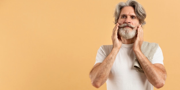 Foto grátis vista frontal do homem mais velho bonito com espaço para barba e cópia