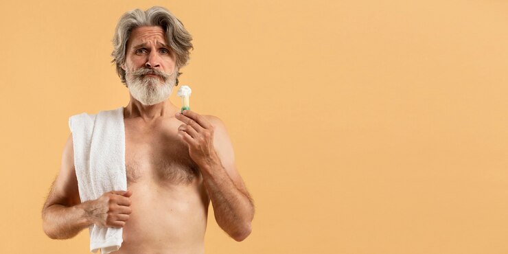 Foto grátis vista frontal do homem mais velho com cópia espaço e toalha