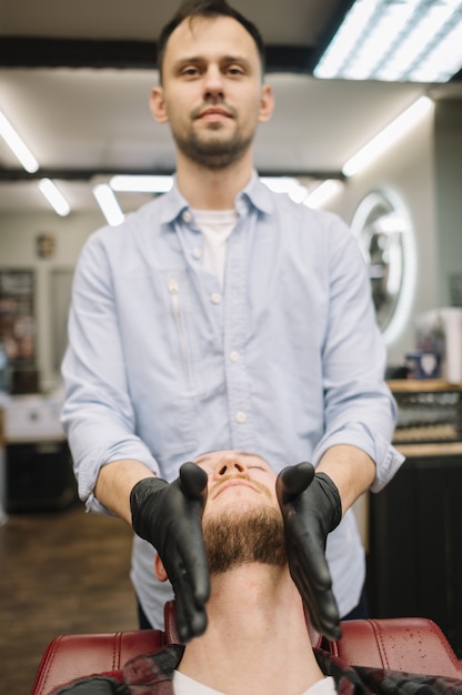 Vista frontal do homem na barbearia