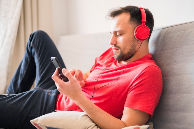 Vista frontal do homem ouvindo música