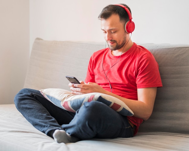 Vista frontal do homem ouvindo música