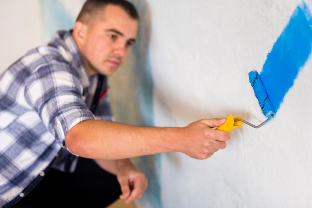 Foto grátis vista frontal do homem pintando uma parede