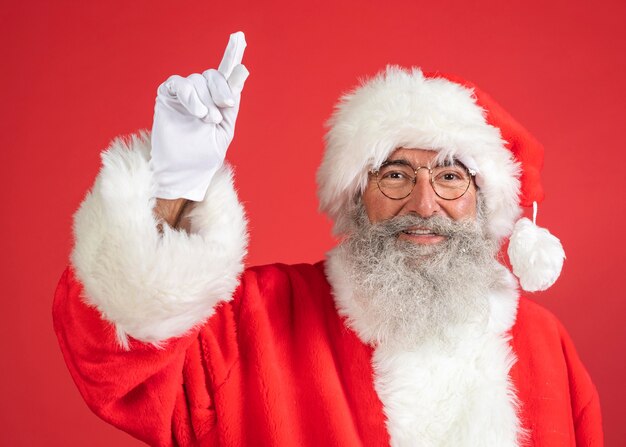 Vista frontal do homem sorridente em traje de Papai Noel
