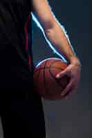 Foto grátis vista frontal do jogador de basquete com bola na mão
