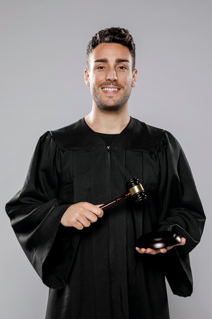 Foto grátis vista frontal do juiz do sexo masculino sorridente