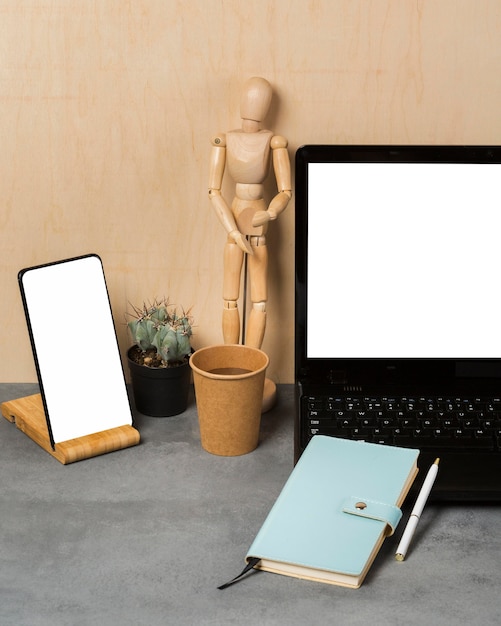 Vista frontal do laptop e fantoche com espaço de cópia