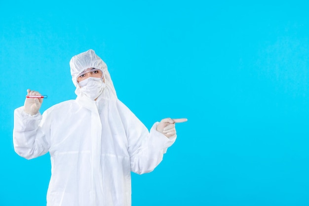 Vista frontal do médico em traje de proteção, segurando o frasco em azul