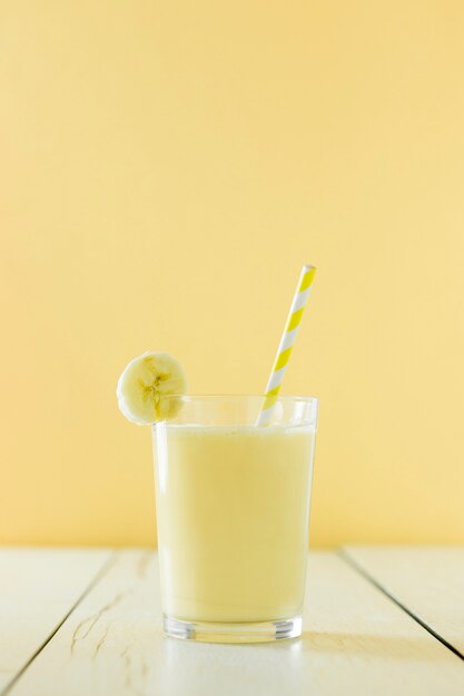 Vista frontal do milk-shake de banana com palha