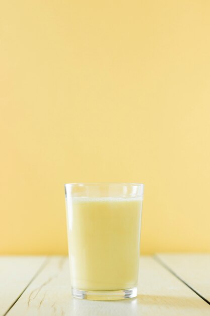 Vista frontal do milk-shake de banana