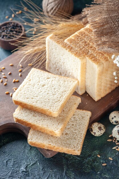 Vista frontal do pão fatiado no fundo azul escuro pão massa padaria chá manhã pão pastelaria comida café da manhã