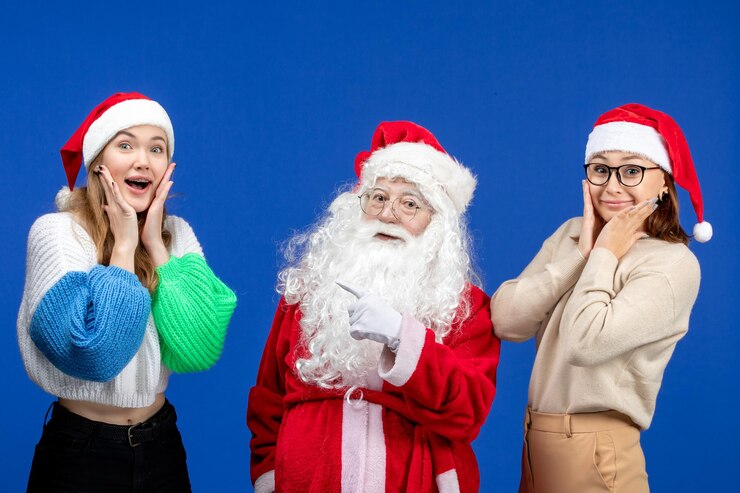 Foto grátis vista frontal do papai noel com mulheres no frio azul feriado natal ano novo