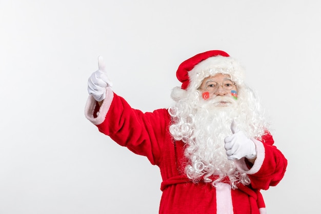 Vista frontal do Papai Noel com pintura da bandeira do Azerbaijão no rosto na parede branca