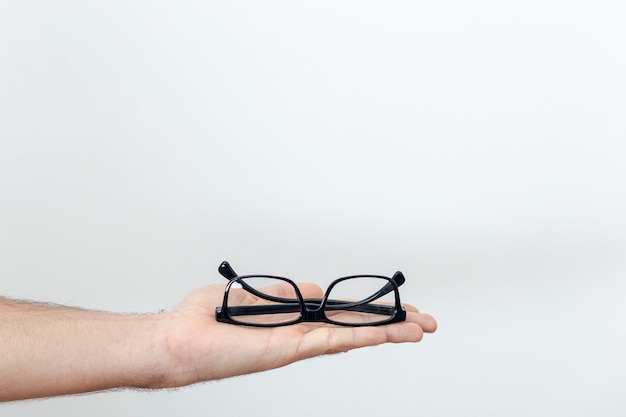 Vista frontal do par de óculos de mão com espaço de cópia