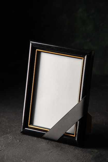Foto grátis vista frontal do porta-retratos no escuro