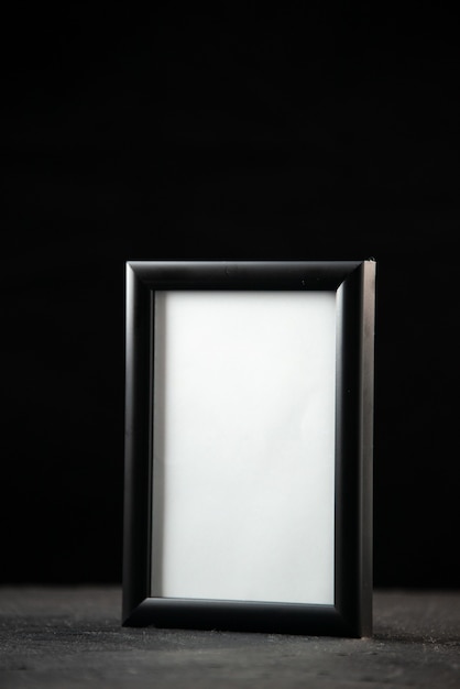 Vista frontal do porta-retratos vazio no escuro