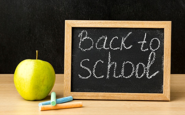 Vista frontal do quadro-negro com maçã para volta às aulas