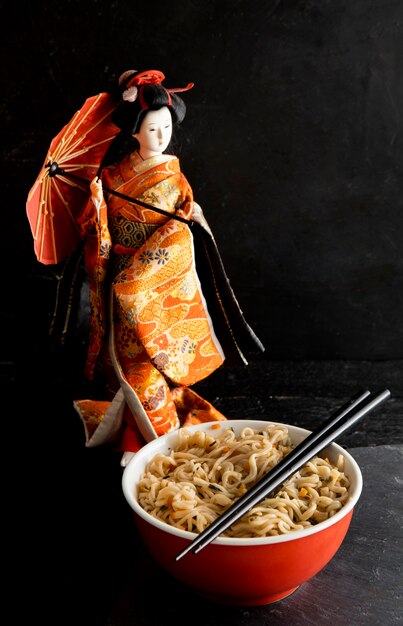 Vista frontal do ramen com boneca japonesa