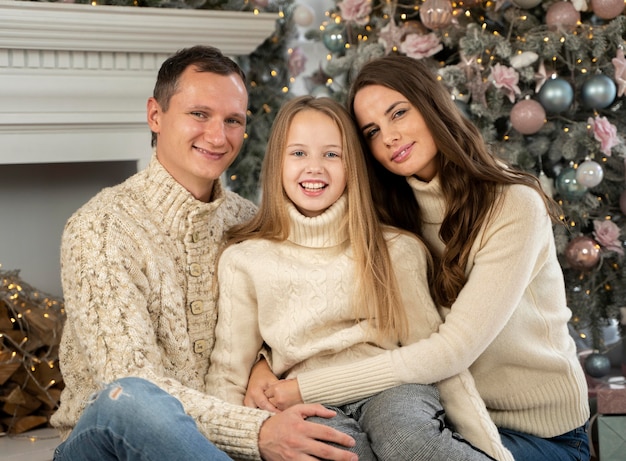 Foto grátis vista frontal do retrato de natal em família