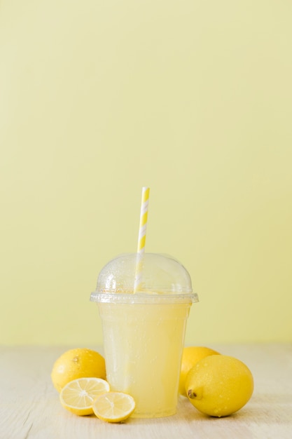 Vista frontal do shake de limão com palha