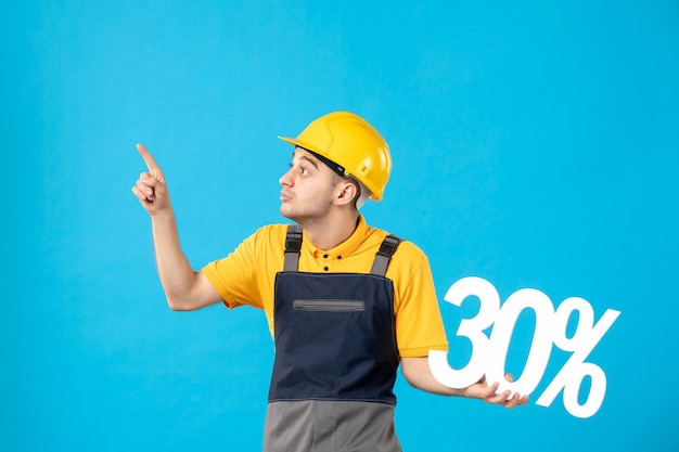 Vista frontal do trabalhador masculino de uniforme com escrita em azul