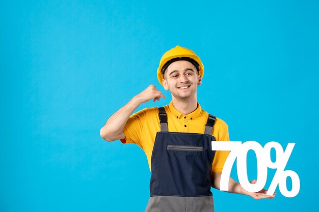 Vista frontal do trabalhador masculino de uniforme com escrita em azul