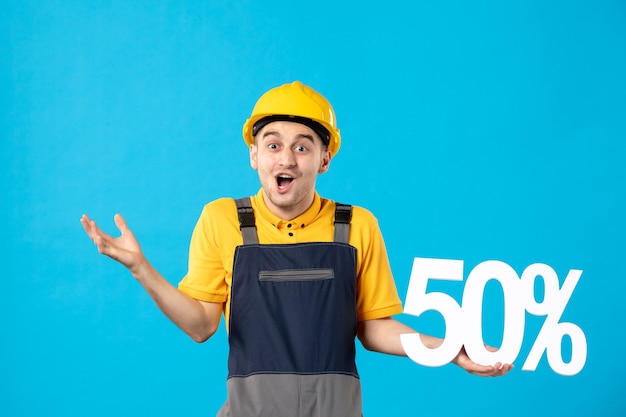 Vista frontal do trabalhador masculino de uniforme com escrita em azul