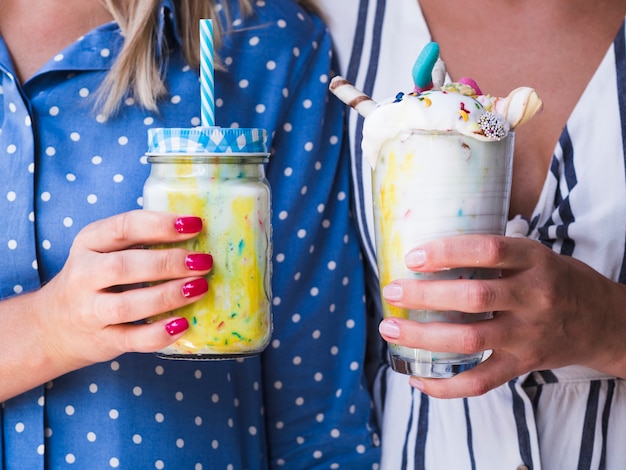 Foto grátis vista frontal dos óculos de milkshake holing das mulheres